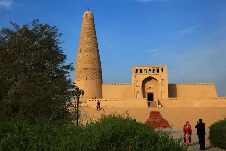 Qira Travel Guide